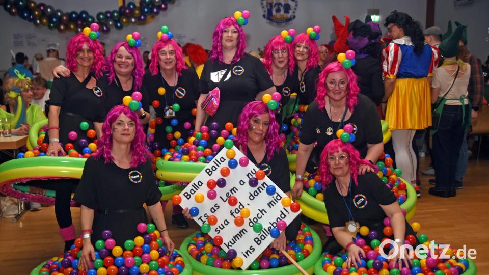 Die Gruppe "Bälle-Bad" wurde Zweiter der Maskenprämierung beim Gockerlball. Bild: Rudi Gebert