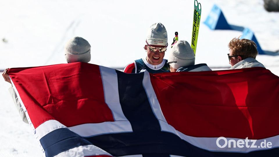 Klaebo (2.v.l.) siegte mit Norwegens Staffel souverän. Bild: Daniel Karmann/dpa