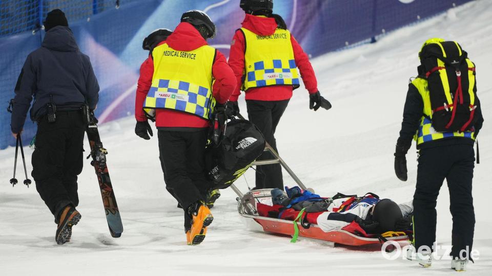 Musste mit einem Schlitten abtransportiert werden: Elias Lajunen Bild: Lindsey Wasson/AP/dpa