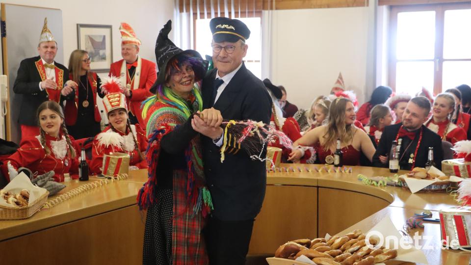 Fesch und flott tanzten die Hexen sowie Oberhexe Irene Schönberger und Flugkapitan Erwin Geitner. Bild: mrr