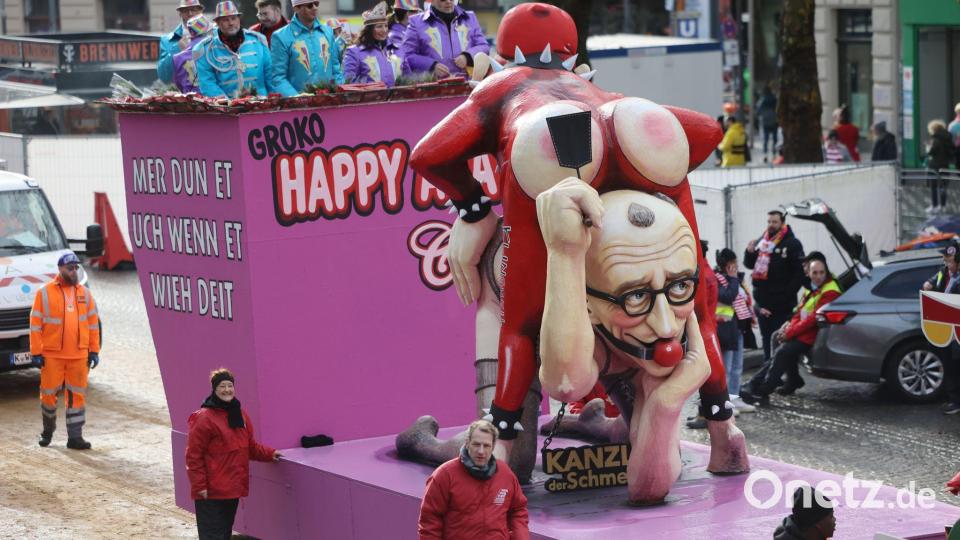 Autsch - Bundeskanzler Friedrich Merz wurde von den Karnevalisten in ein Sadomaso-Outfit gesteckt. Bild: Oliver Berg/dpa