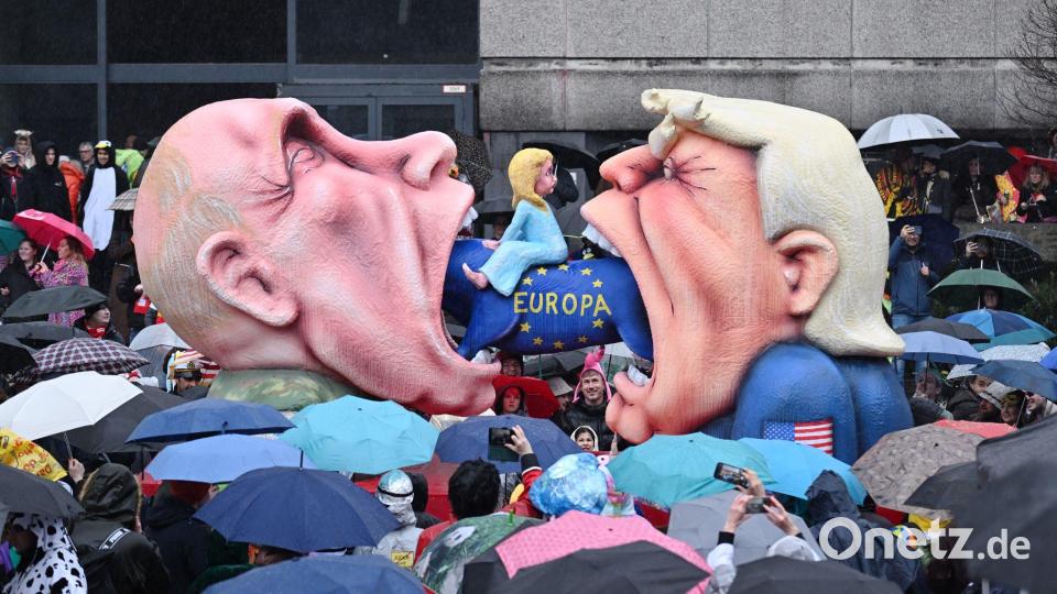 Ein Mottowagen mit Putin und Trump, die versuchen Europa zu fressen, fährt an den Zuschauern beim Rosenmontagszug in Düsseldorf vorbei. Bild: Federico Gambarini/dpa