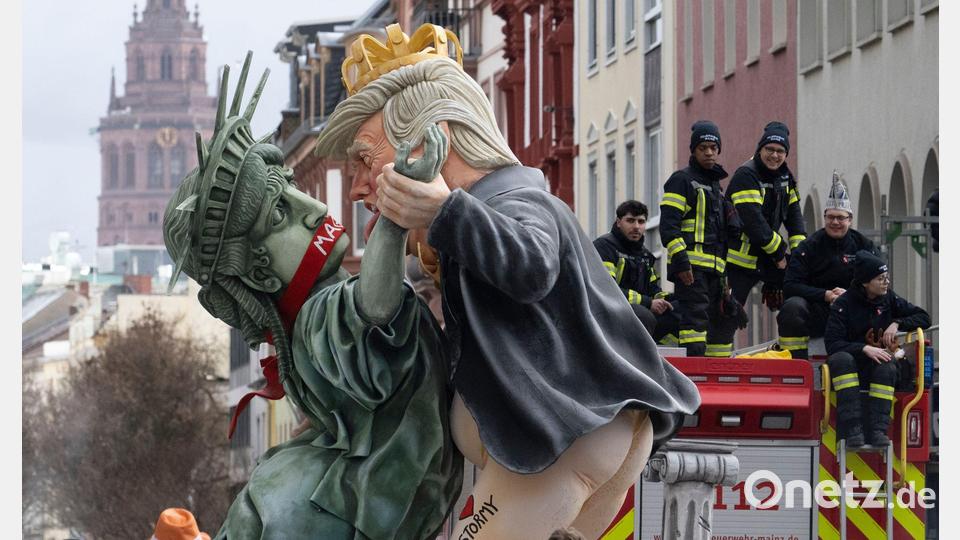 Auf einem Mainzer Motivwagen bedrängte US-Präsident Trump die Freiheitsstatue. Bild: Boris Roessler/dpa