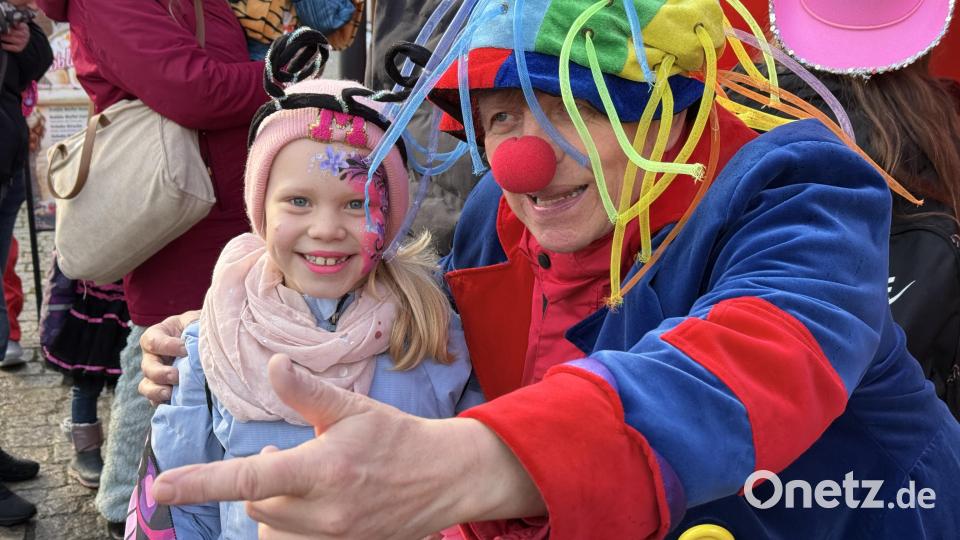 Franz Probst als Clown Fabellini ist Profi im Unterhalten von Kindern. Bild: Petra Hartl