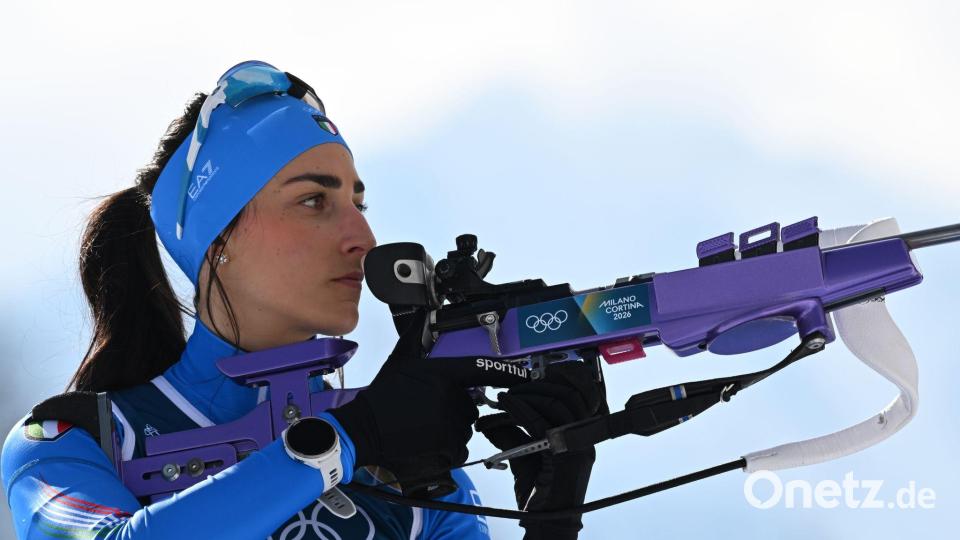 Passler nimmt am Schießstand Maß. Bild: Hendrik Schmidt/dpa