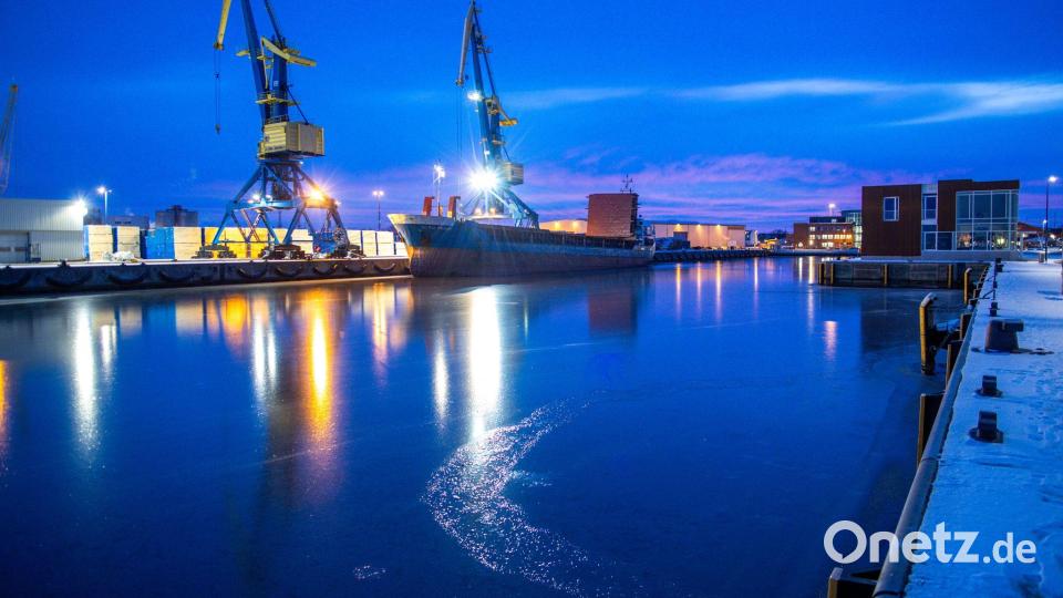 Eine Eisschicht hat sich auf der Wasserfläche in einem Becken des Seehafens in Wismar an der Ostsee gebildet. Bild: Jens Büttner/dpa