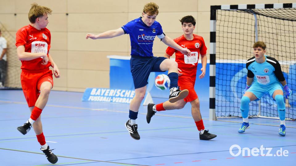 Das Gruppenspiel zwischen dem SV Raigering (blaue Trikots) und dem ASV Cham endete torlos. Bild: Gerhard Büttner