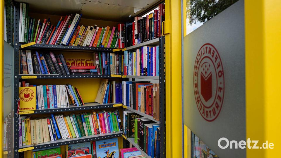 In diesem früheren Telefonhäuschen können Menschen in Dresden Bücher deponieren und mitnehmen. (Archivbild) Bild: Robert Michael/dpa-Zentralbild/ZB