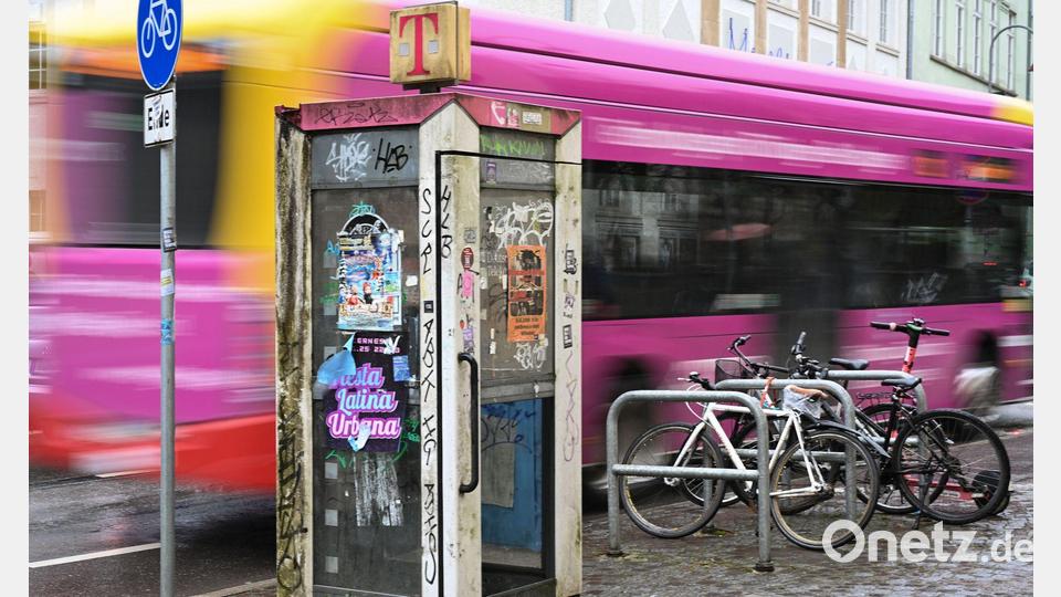 Für Tübingens Oberbürgermeister Boris Palmer ist das „Unrat“: ein altes, kaputtes und beschmiertes Telefonhäuschen in der Tübinger Altstadt. Bild: Katharina Kausche/dpa