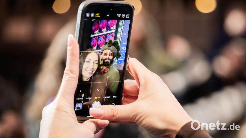 Berlinale: Tom Neuwirth (Conchita Wurst), Schauspieler, macht am Ende der Pressekonferenz des Films „Die Blutgräfin“ (Sektion Berlinale Special Gala) mit einer Anwesenden ein Foto. Bild: Christoph Soeder/dpa