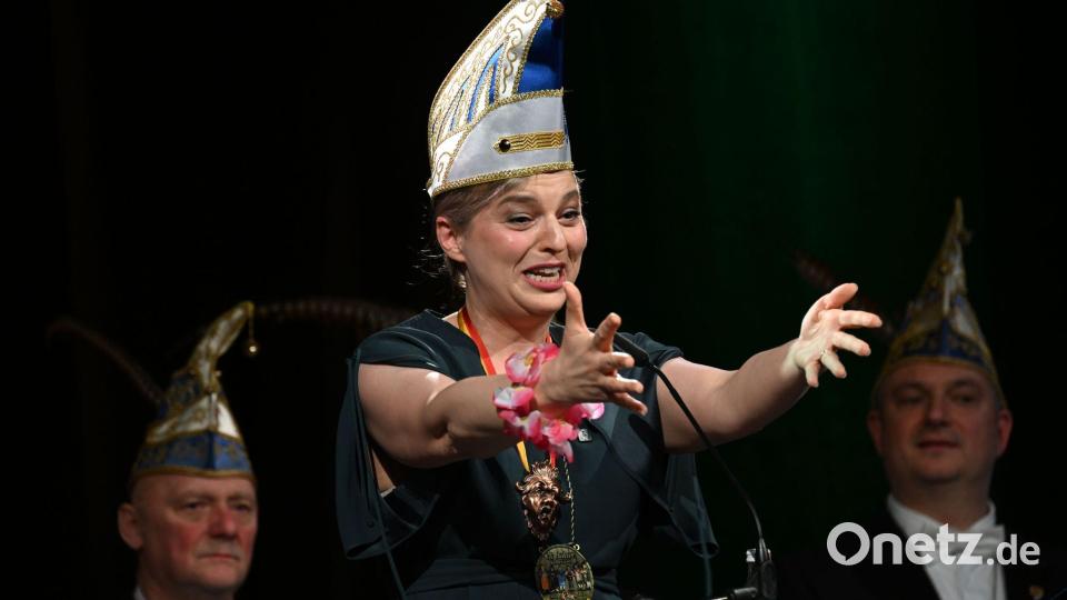 Schulze ging nach der Verleihung des Ordens in die Bütt. Bild: Pia Bayer/dpa