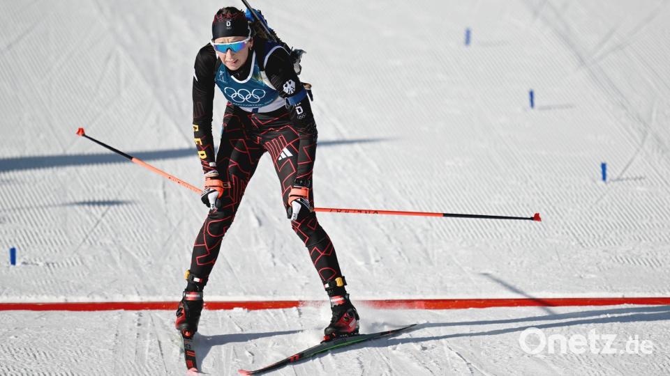 Wieder keine Medaille: Franziska Preuß läuft in der Verfolgung ins Ziel. Bild: Hendrik Schmidt/dpa