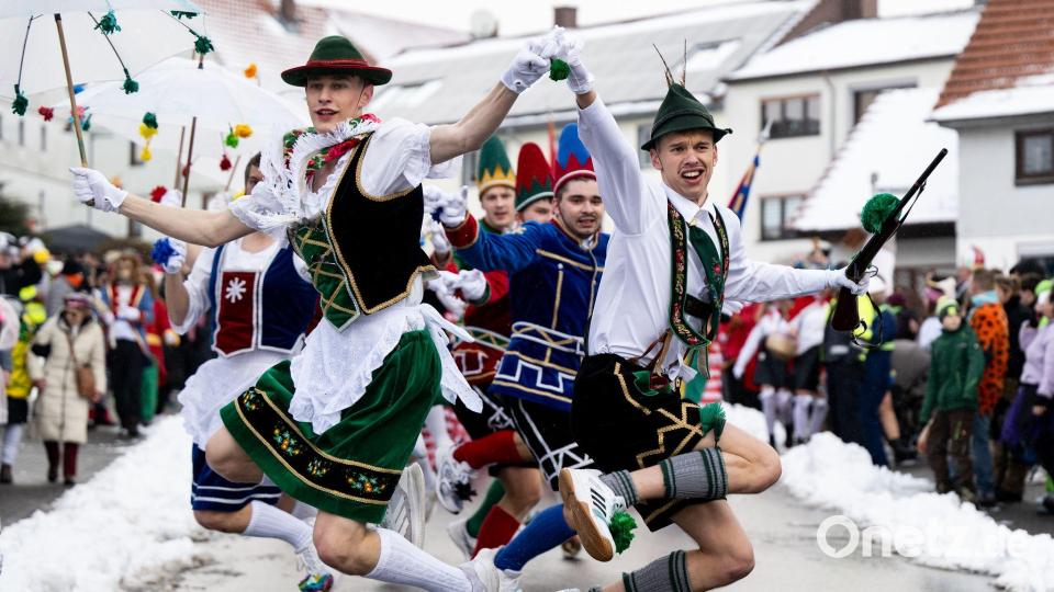 Die Springerpärchen tanzen beim traditionellen Springerzug in Herbstein am Rosenmontag. Bild: Florian Wiegand/dpa