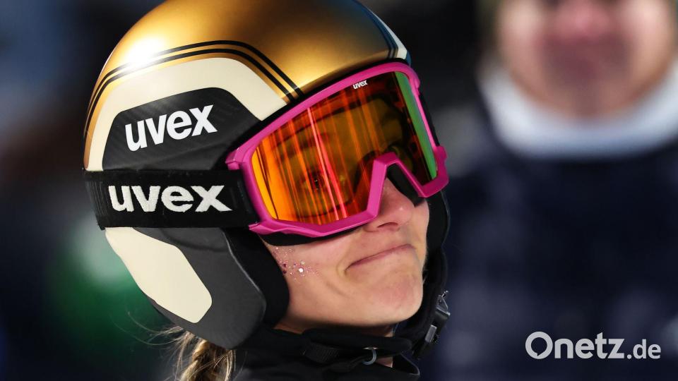 Katharina Schmid verlässt Olympia mit einer bitteren sportlichen Niederlage. Bild: Daniel Karmann/dpa