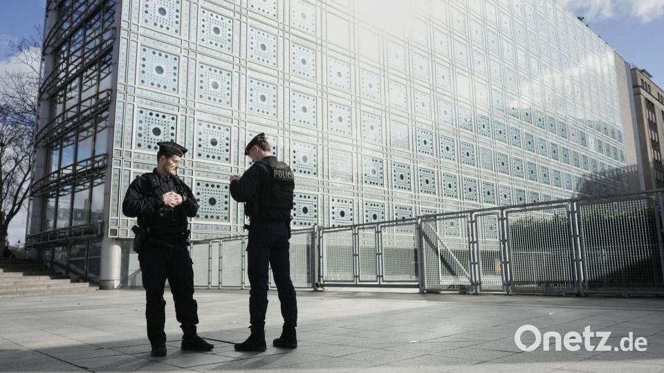 Im Zuge von Ermittlungen gegen Frankreich Ex-Kulturminister Jack Lang wurde das Pariser „Institut du Monde Arabe“ von der Finanzfahndung durchsucht. Bild: Thibault Camus/AP/dpa