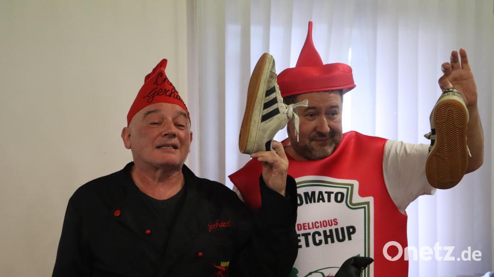 Da die Hexen ihre Besen scharf bewachten, mussten Chefkoch Gerhard und Stefan Ketchup a paar "gstinkade Schouh" versteigern. Bild: mrr