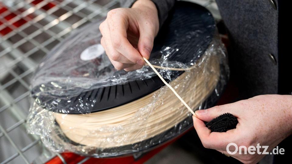 Aus diesem Kunststoff entstehen in den 3D-Druckern innerhalb von 12 bis 24 Stunden die Schuhe. Bild: Daniel Bockwoldt/dpa/Daniel Bockwoldt