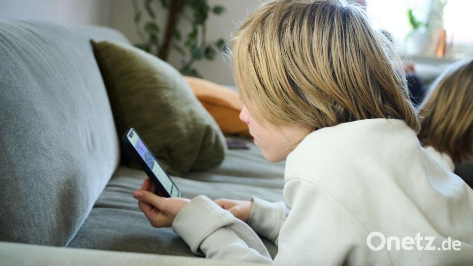 Fast mit ihrem Smartphone verwachsen: Eine DAK-Befragung zeigt Suchtverhalten in der Social-Media-Nutzung bei vielen Kindern und Jugendlichen. (Symbolbild) Bild: Annette Riedl/dpa