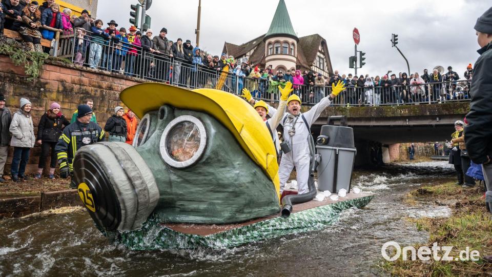 Volker Weißer und Oliver Schumacher fahren unter dem Motto "Dicke Luft in Schramberg Tal" während der Da-Bach-na-Fahrt auf der Schiltach. Bild: Silas Stein/dpa