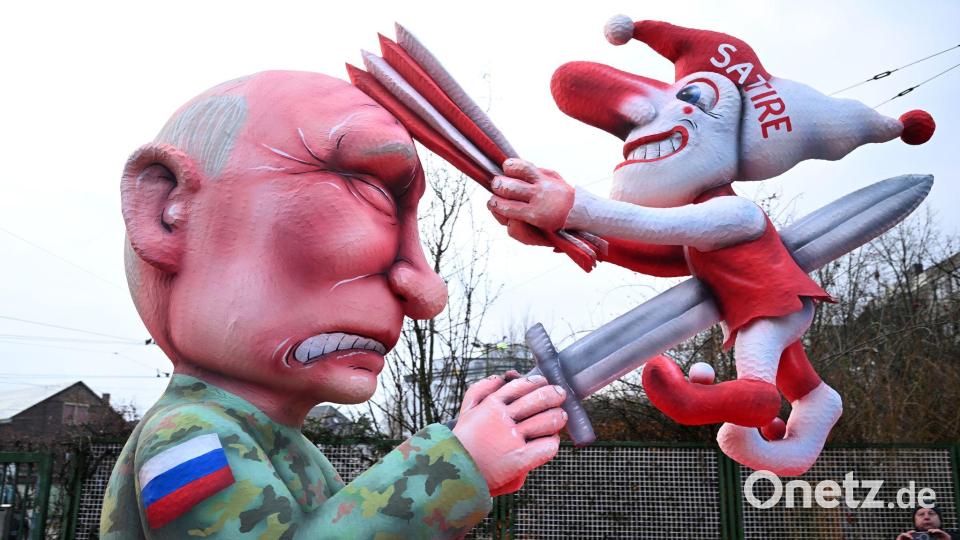 Ein Mottowagen auf dem Putin die Düsseldorfer Karnevalsfigur Hoppeditz aufspießt, fährt aus der Wagenbauhalle in Düsseldorf. Bild: Federico Gambarini/dpa