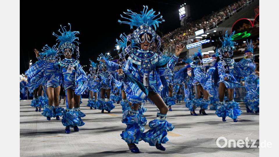 Darsteller der Sambaschule Portela paradieren während der Karnevalsfeierlichkeiten am frühen Morgen auf dem Sambadrom in Rio de Janeiro. Bild: Bruna Prado/AP/dpa