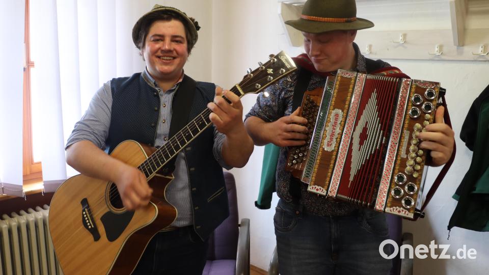 Der Haas Phillip (v.l.) und der Drexler Michi sorgten für ordentlich Schwung. Bild: mrr