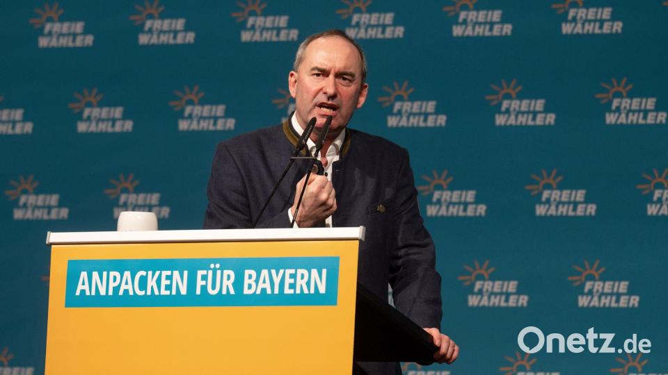 Freie-Wähler-Chef Hubert Aiwanger redet eigentlich immer frei - Redemanuskripte nutzt er praktisch nie. (Archivbild) Bild: Armin Weigel/dpa