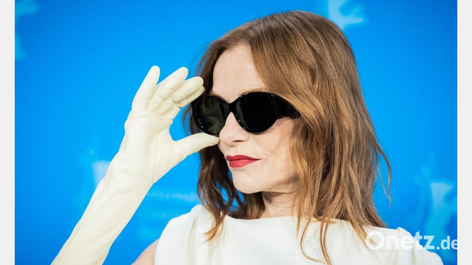 Isabelle Huppert, Schauspielerin, ist beim Photocall des Films „Die Blutgräfin“ (Sektion Berlinale Special Gala). Bild: Christoph Soeder/dpa