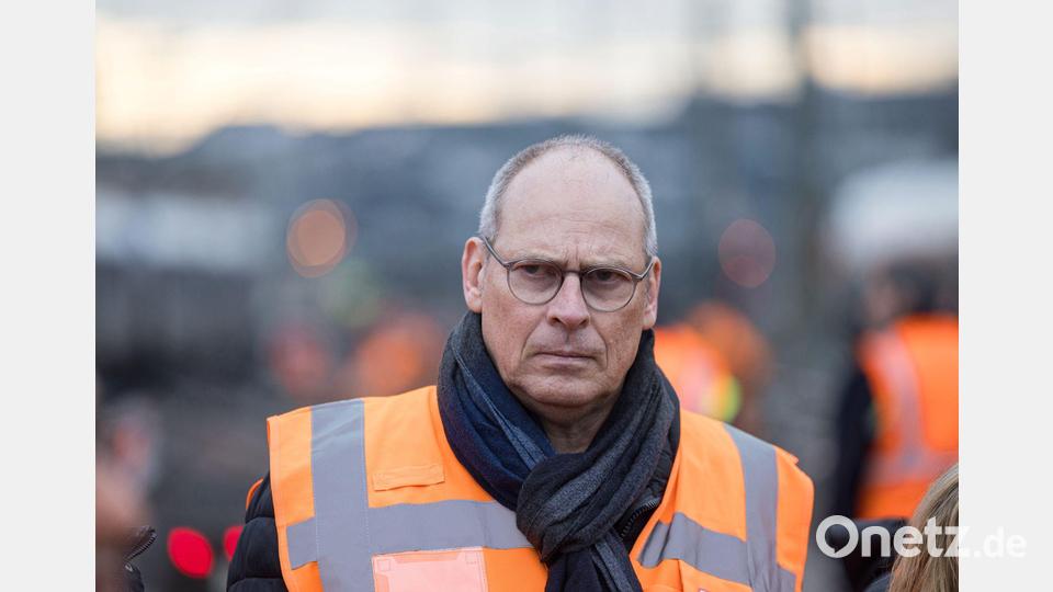 Hofft wie die Fahrgäste auf besseres Wetter: Der Vorstand Infrastrukturplanung und -projekte bei der DB InfraGo, Gerd-Dietrich Bolte. (Archivbild) Bild: Hannes P. Albert/dpa