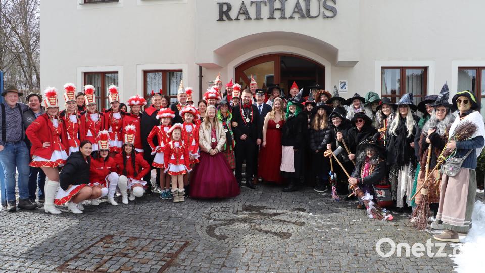 Die Vilshofener Hexen mit Riedens Narrhalla Rot-Weiß-Gold, Musikanten und den drei Bürgermeistern samt anwesender Belegschaft des Rathauses. Bild: mrr
