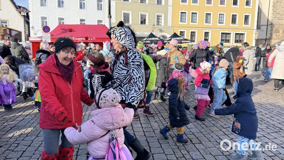 DJane Hot (Martina Heiß) von der FG Knappnesia sorgte mit Faschingshits für Stimmung unter großen und kleinen Besuchern. Bild: Petra Hartl
