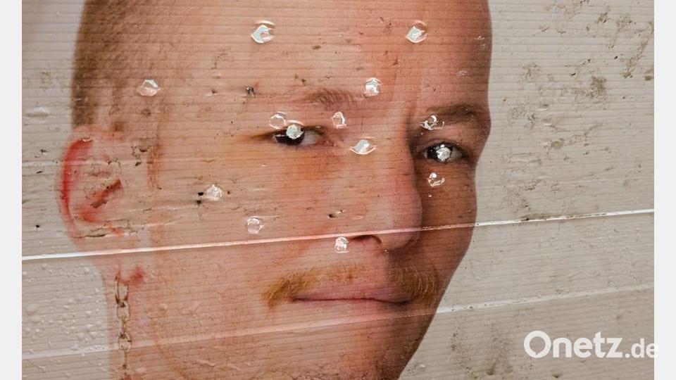 Dieses zerstörte Wahlplakat wurde im Garten von Simon Escher-Herzog platziert. Im Gesicht des Landratskandidaten sind mehrere Einstiche zu sehen. Bild: Thomas Wipper