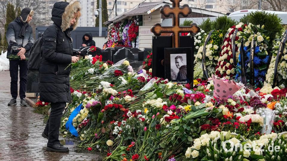 Auf dem Borissowskoje-Friedhof werden auch am zweiten Todestag des Kremlgegners Alexej Nawalny viele Trauernde erwartet. (Archivbild) Bild: Uncredited/AP