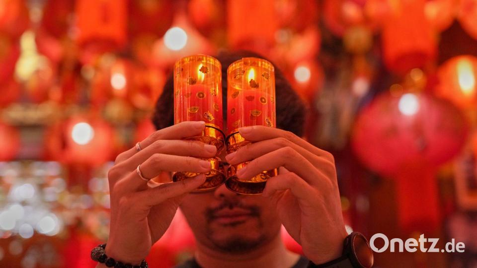 Ein chinesischer Thai betet im chinesischen Tempel Leng Nuei Yee in Bangkok vor dem chinesischen Neujahrsfest. Bild: Sakchai Lalit/AP/dpa