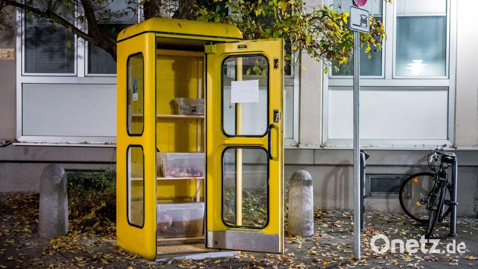Ein Relikt der Bundespost: ein gelbes Telefonhäuschen, das in Coburg zur Foodsharing-Station umfunktioniert wurde. (Archivbild) Bild: Daniel Vogl/dpa