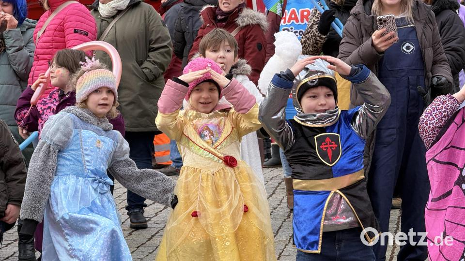 Die Rosenmontagsparty wird von der Stadt veranstaltet und von der Faschingsgesellschaft Knappnesia organisiert. Bild: Petra Hartl
