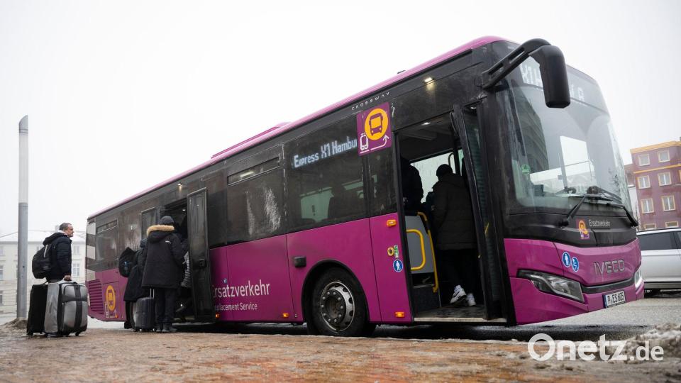Auf vielen Strecken fahren die Ersatzbusse nun länger - solange, bis die Sanierung abgeschlossen ist. (Archivbild) Bild: Philip Dulian/dpa