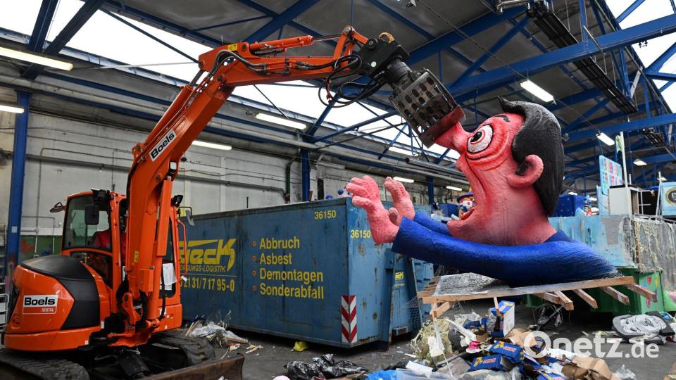 Ein Bagger hebt in Düsseldorf eine Pappfigur eines Rosenmontagszugs in den Müll. Nachdem die Motive zahlreiche Zuschauer begeisterten, werden sie abgerissen. Bild: Federico Gambarini/dpa