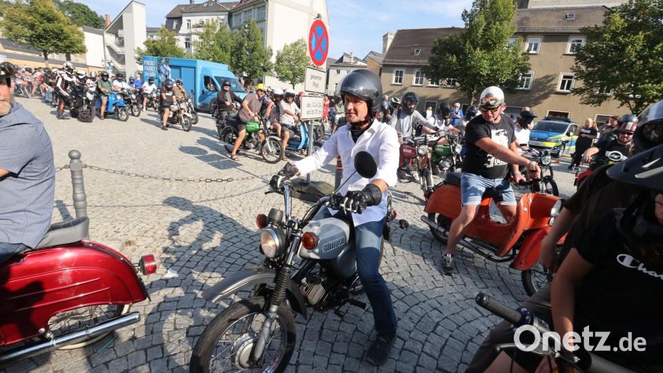 AfD-Chef Björn Höcke schwärmt von der Simson und nutzte sie im Wahlkampf 2024. (Archivbild) Bild: Bodo Schackow/dpa