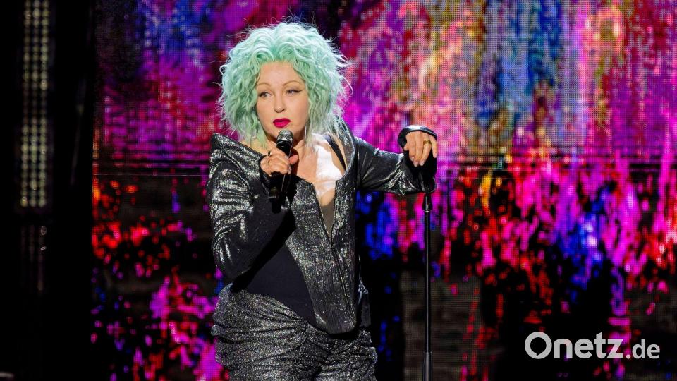 Cyndi Lauper, dessen Hit „True Colors“ von Billy Steinberg geschrieben wurde, sprach dessen Angehörigen ihr Beileid aus. (Archivbild) Bild: Rob Grabowski/Invision via AP/dpa