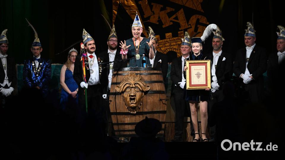 Katharina Schulze, Fraktionsvorsitzende der Grünen im Bayerischen Landtag, steht während der Prunksitzung der Kitzinger Karnevalsgesellschaft (KiKaG) nach der Verleihung des Schlappmaulordens in der Bütt. Bild: Pia Bayer/dpa