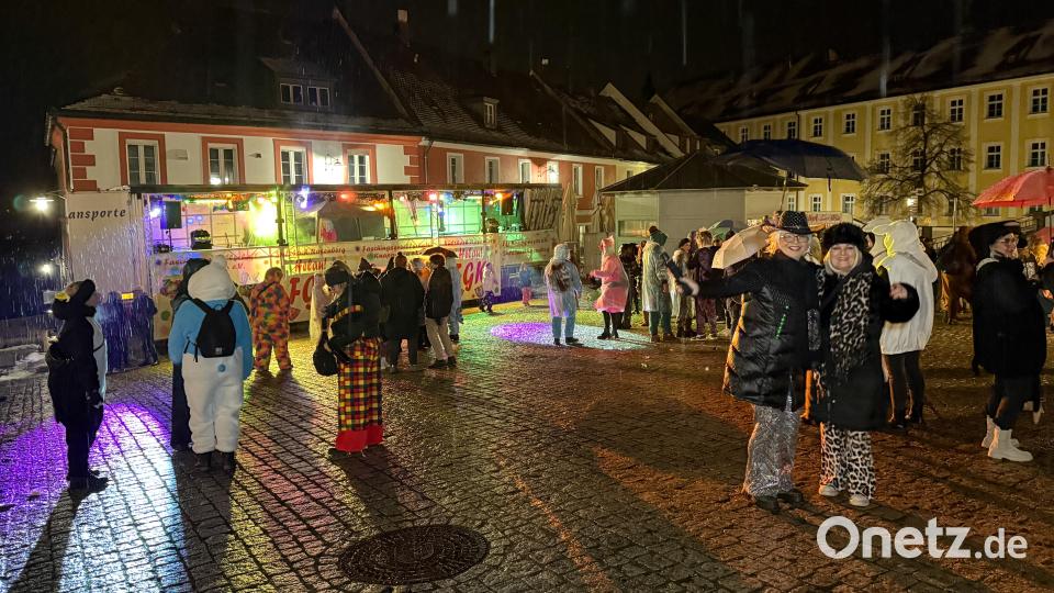 Große Lücken klaffen bei der abendlichen Party am Rosenmontags am Sulzbacher Luitpoldplatz: Das Schmuddelwetter hielt viele von einem Besuch ab oder lockte die Gäste früh in die Aftershow-Locations. Bild: Petra Hartl