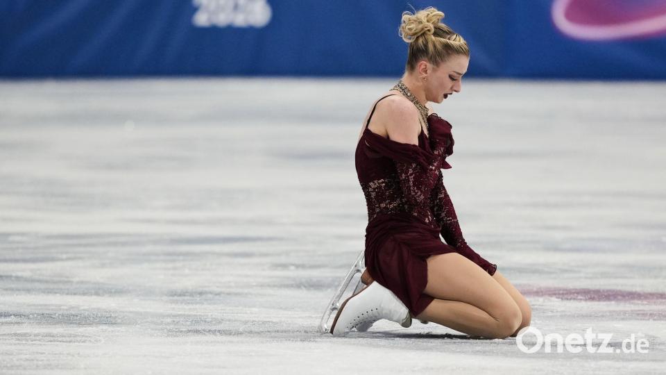 Eiskunstlaufstar Amber Glenn patzte im Kurzprogramm schwer und war hinterher in Tränen aufgelöst. Bild: Francisco Seco/AP/dpa