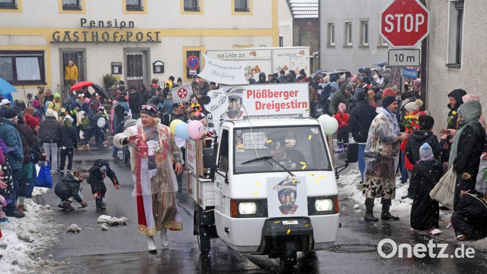 Das Töff-Töff des Plößberger Dreigestirns führte den Gaudiwurm an. Bild: Rudi Gebert