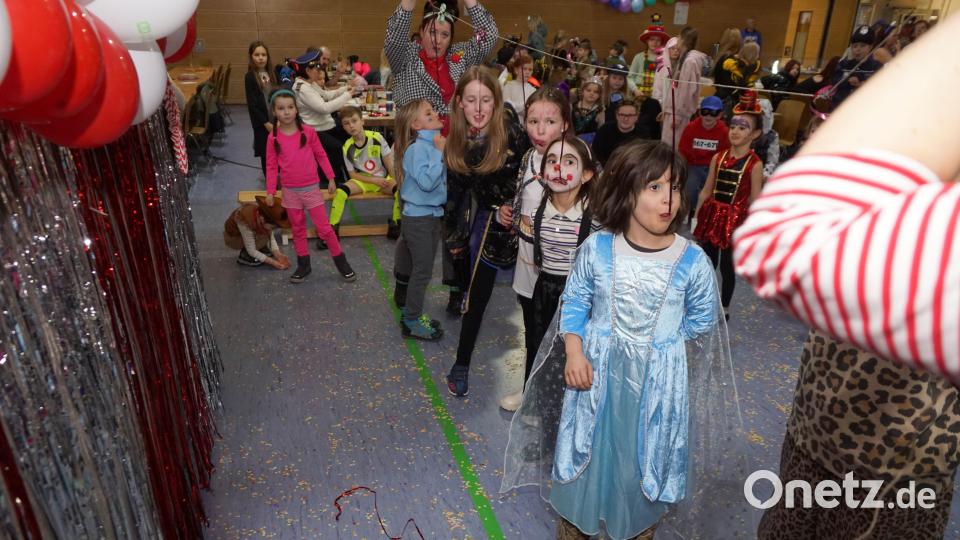 Beim Schnappen nach Brezeln und Würstchen zeigten die kleinen Gäste ihr Geschick. Bild: bkr