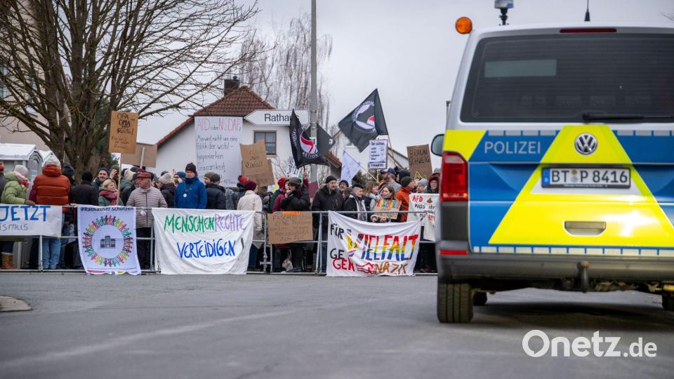 Gegen Höckes Auftritt gab es Demonstrationen in Seybothenreuth. Bild: Pia Bayer/dpa