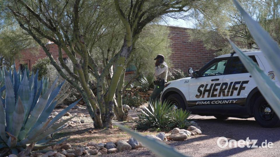 Medien und Polizeikräfte sind rund um die Uhr am Haus von Nancy Guthrie zu sehen. Die US-Rentnerin ist seit mehr als zwei Wochen verschwunden. Bild: Ty O'Neil/AP/dpa