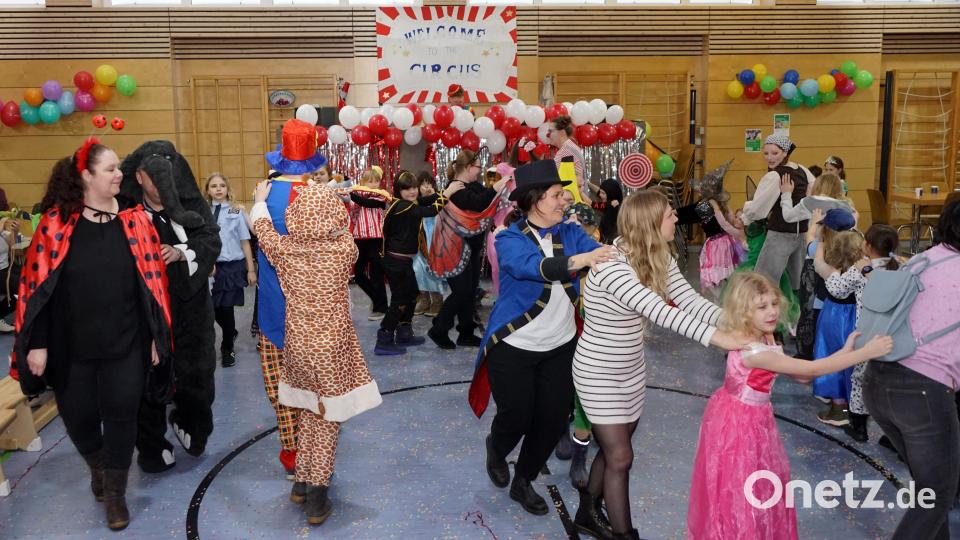 Zur Polonäse ließen sich die kleinen und großen Faschingsnarren nicht lange bitten. Bild: bkr