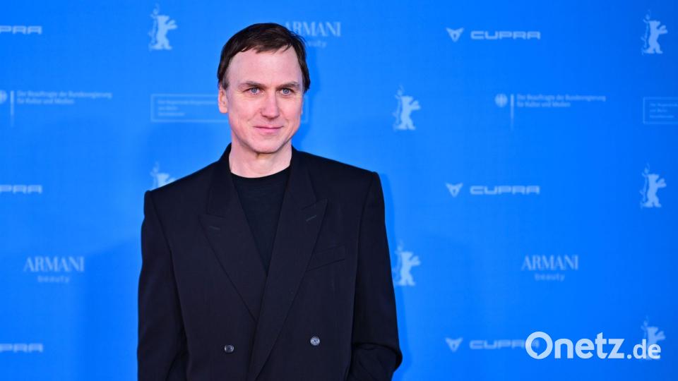 Lars Eidinger spielt den Therapeuten eines Vampirs. Bild: Sebastian Christoph Gollnow/dpa