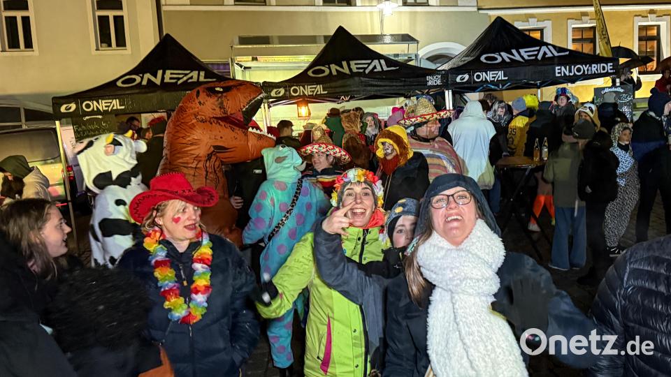 Am Stand der Kneipe Herzog war trotz Schmuddelwetter streckenweise ordentlich was los – und die Leute in Feierlaune. Bild: Petra Hartl